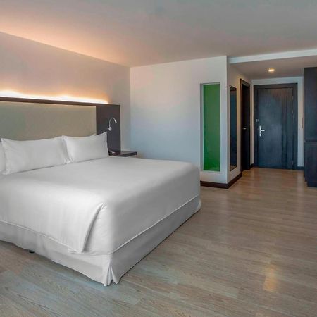 Four Points By Sheraton Cuenca Exterior foto A room at the hotel