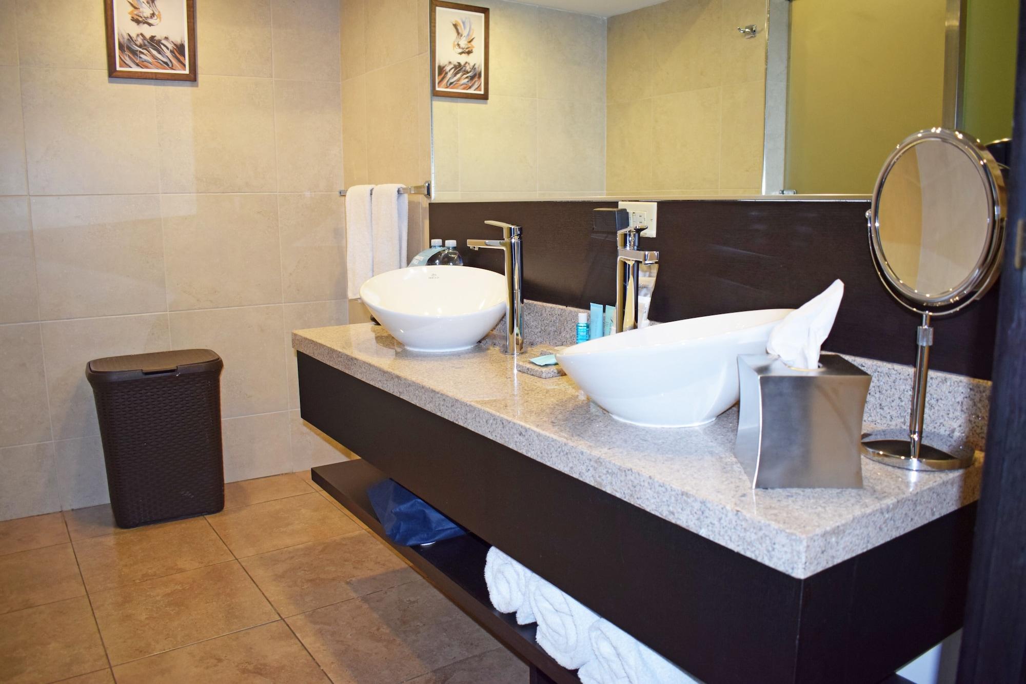 Four Points By Sheraton Cuenca Exterior foto Bathroom in a hotel