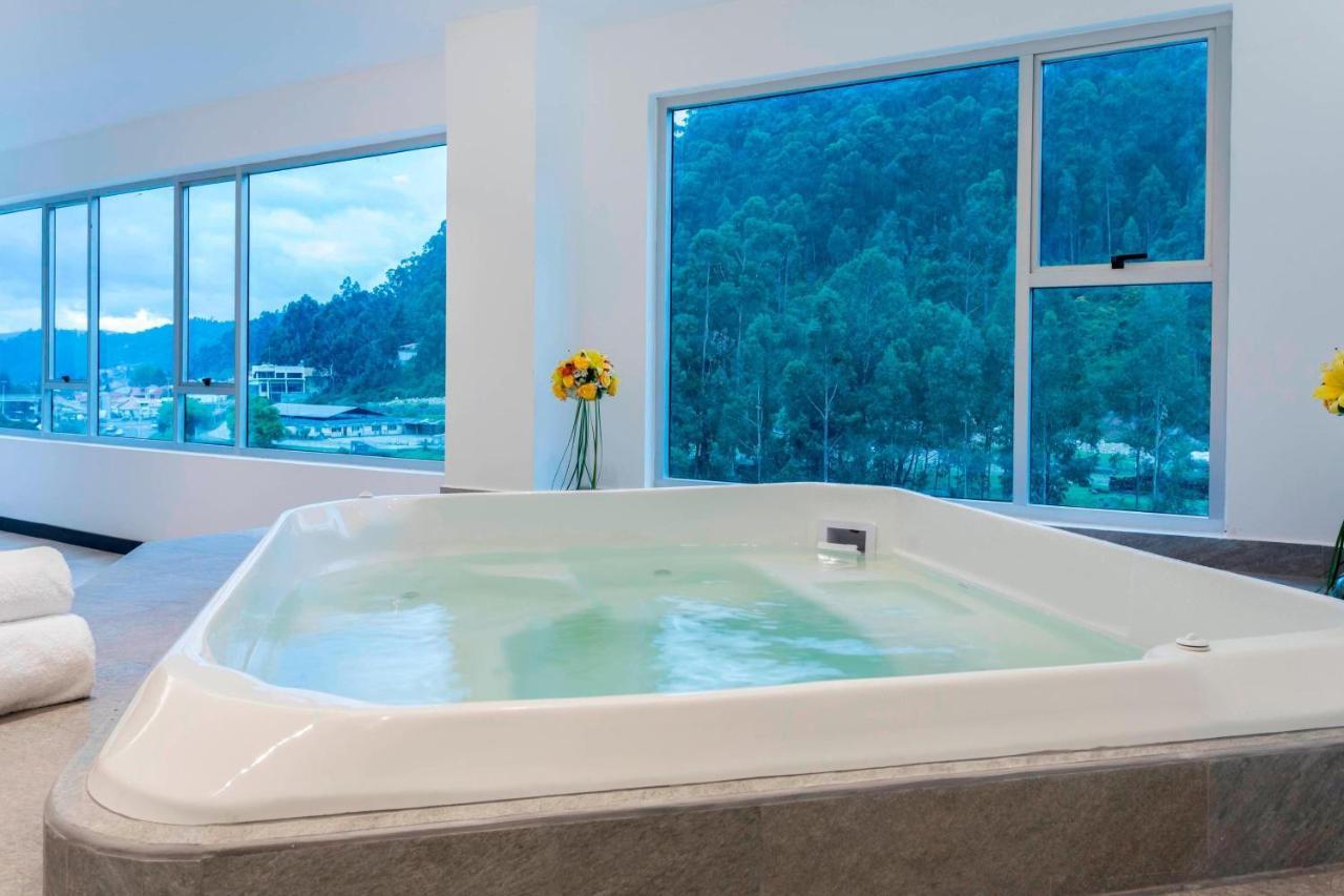 Four Points By Sheraton Cuenca Exterior foto A whirlpool bathtub