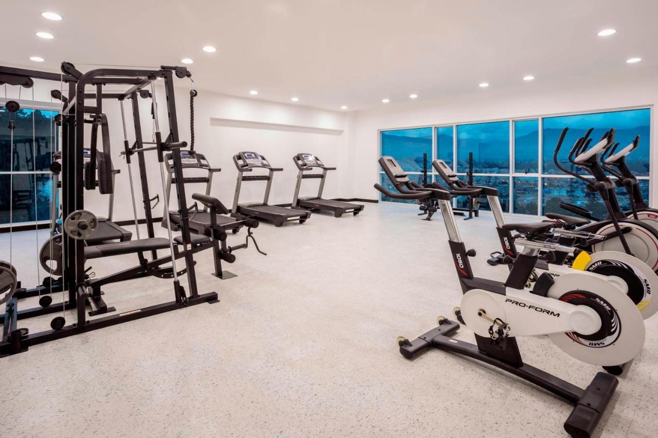 Four Points By Sheraton Cuenca Exterior foto The gym at the hotel