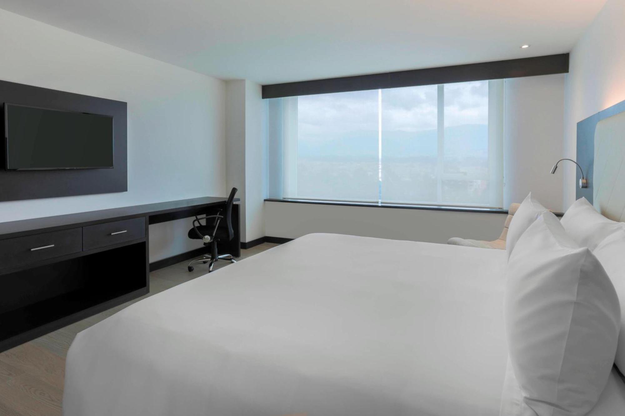 Four Points By Sheraton Cuenca Exterior foto A room at the hotel