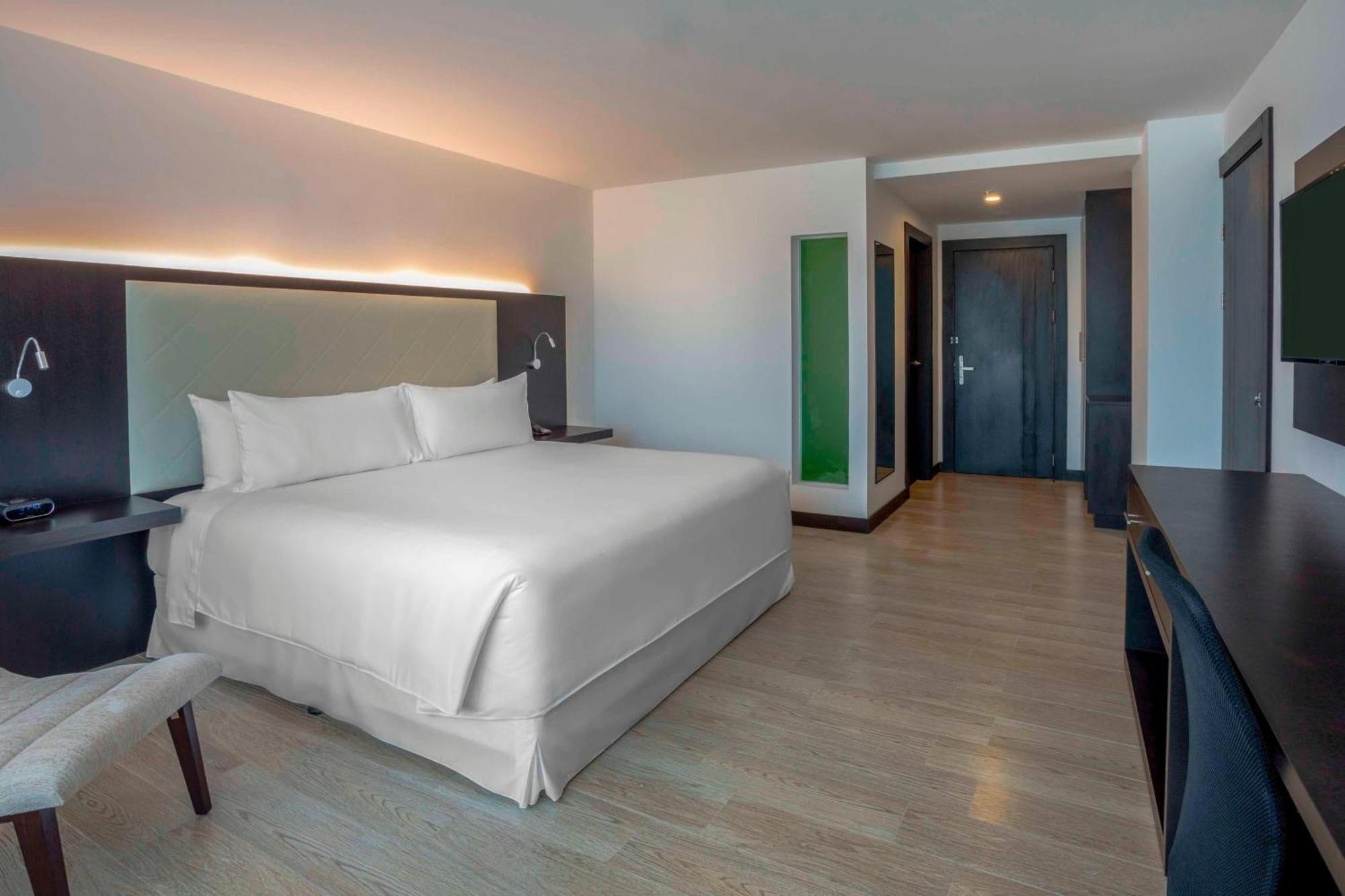 Four Points By Sheraton Cuenca Exterior foto A room at the hotel