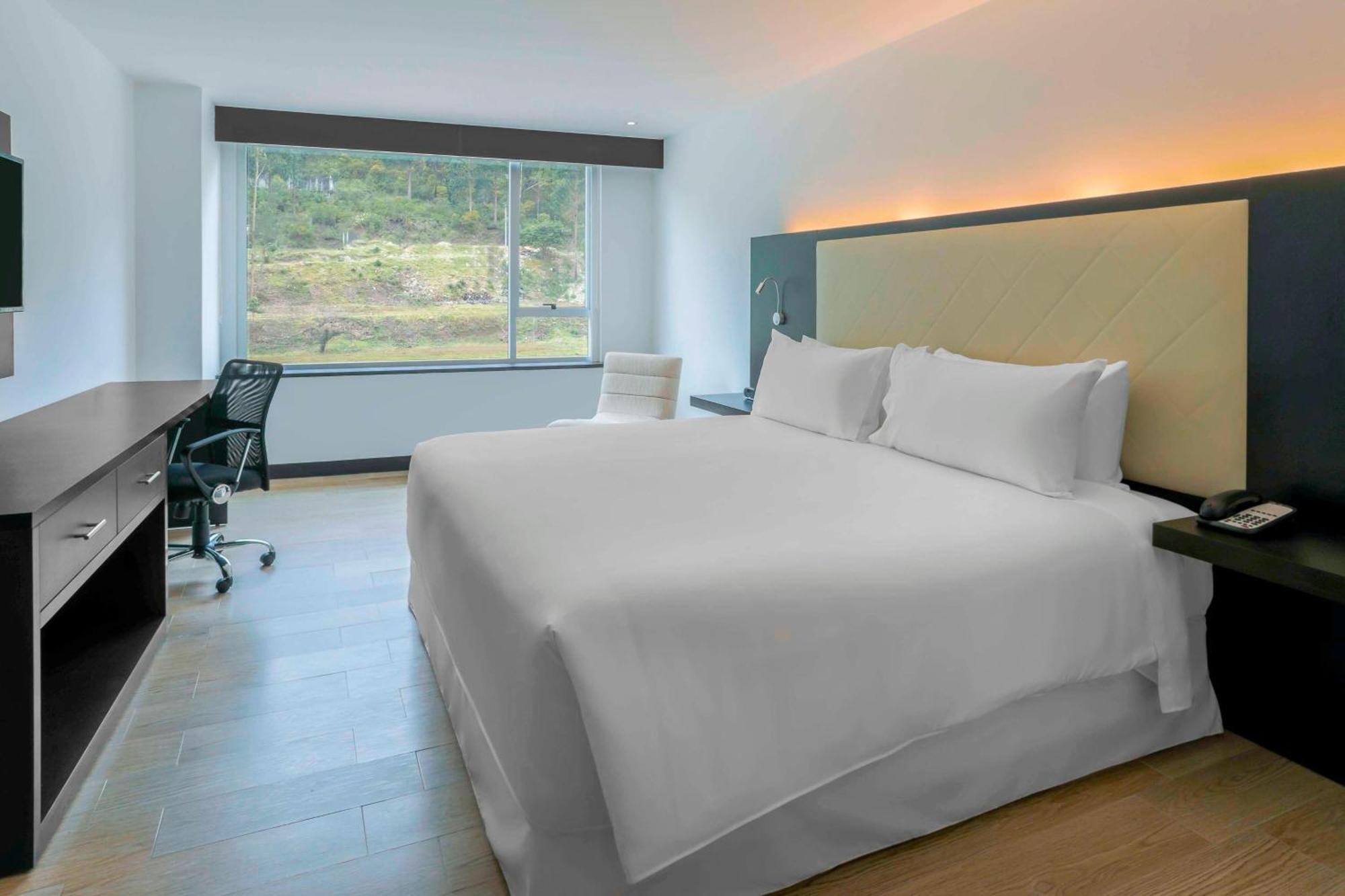 Four Points By Sheraton Cuenca Exterior foto A room at the hotel