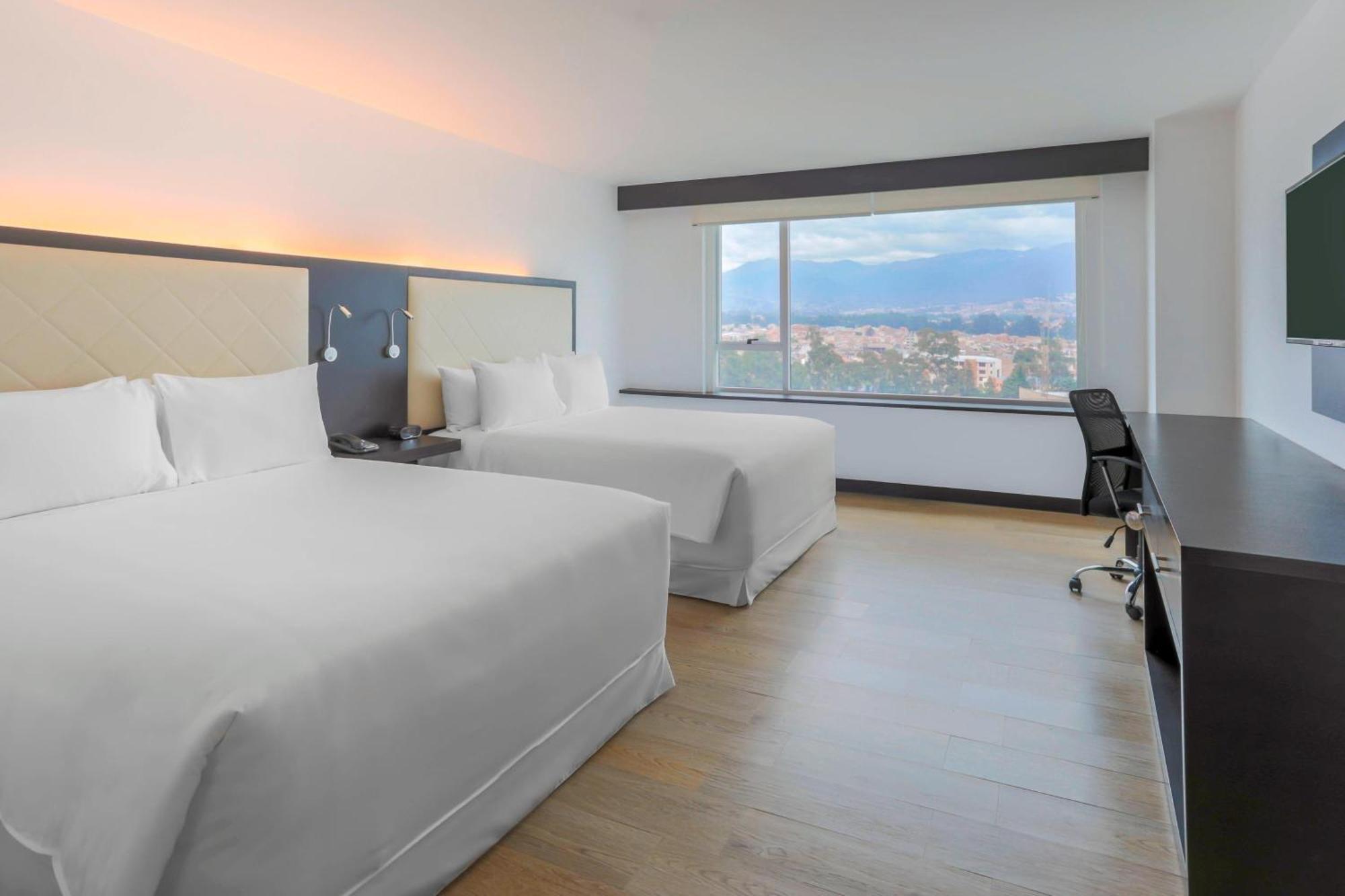 Four Points By Sheraton Cuenca Exterior foto A room at the hotel