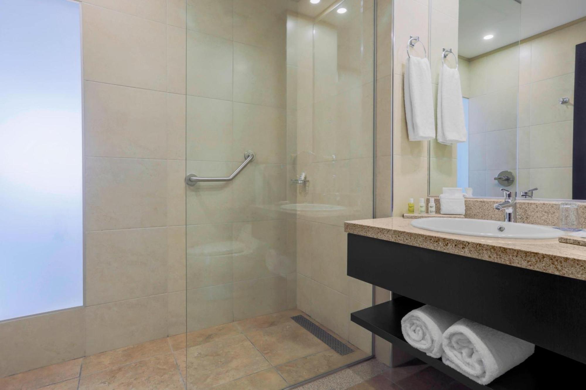 Four Points By Sheraton Cuenca Exterior foto A shower with a glass door
