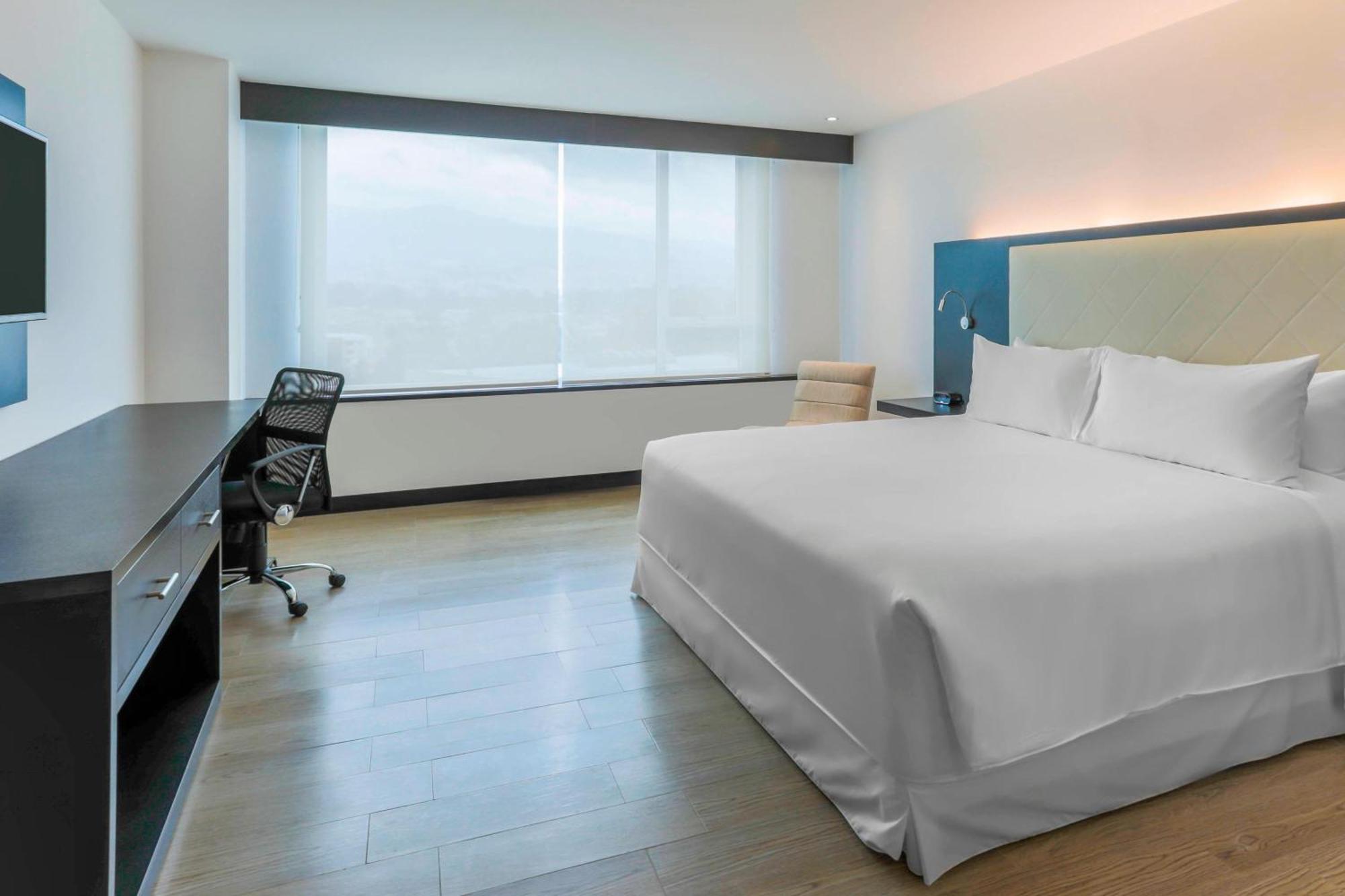 Four Points By Sheraton Cuenca Exterior foto A room at the hotel