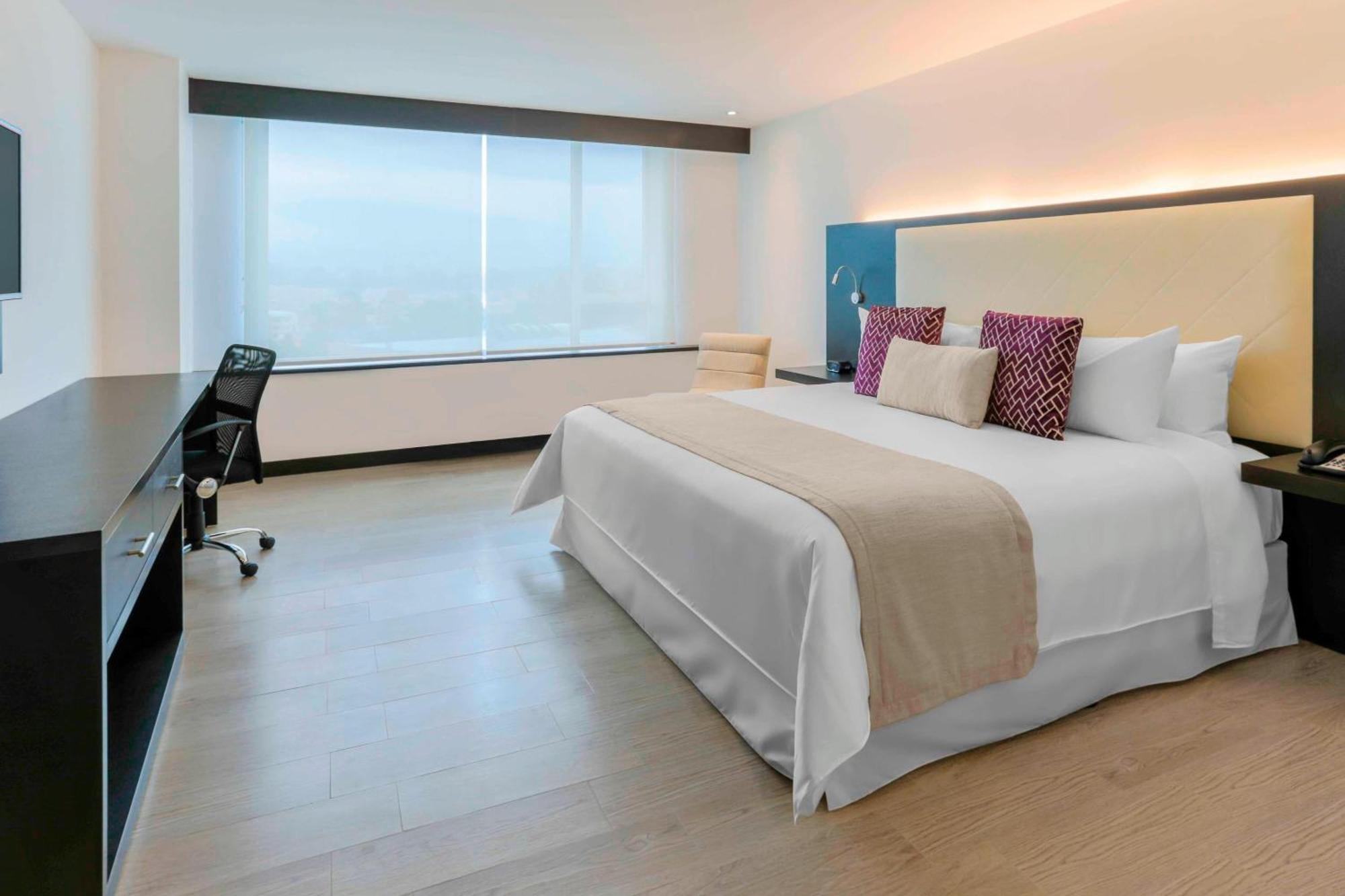 Four Points By Sheraton Cuenca Exterior foto A room at the hotel